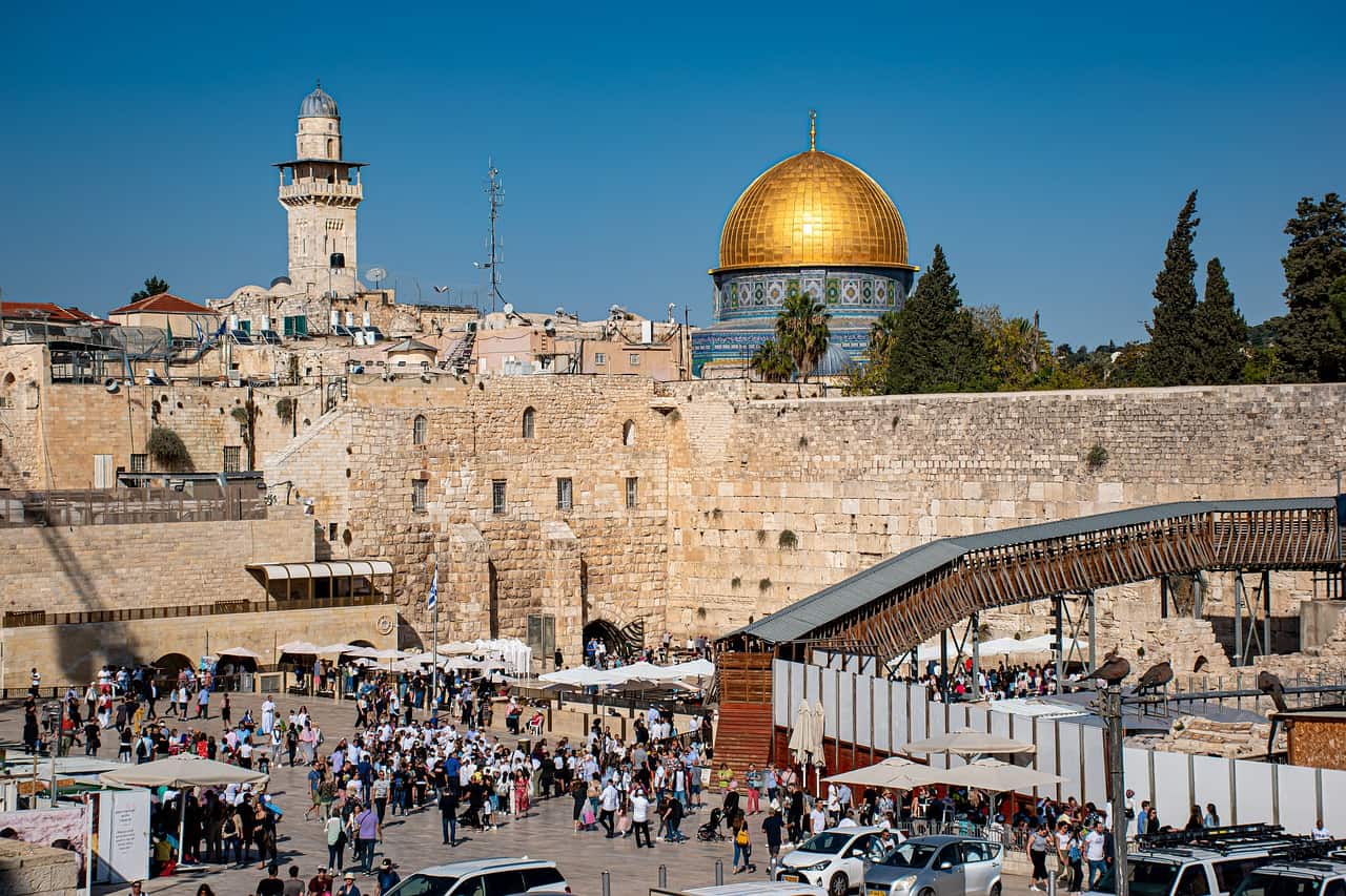 אנשים מבקרים במקום קדוש 