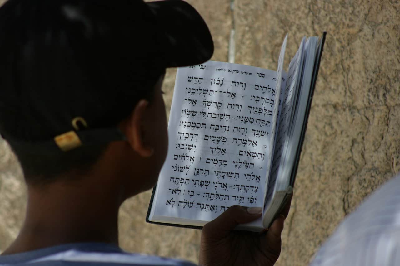 ילד קורא מהתנך